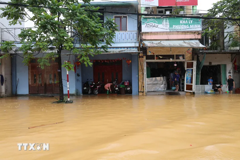 hue-nhieu-khu-vuc-trung-thap-van-bi-ngap-sau-trong-nuoc-lu-8372121-5