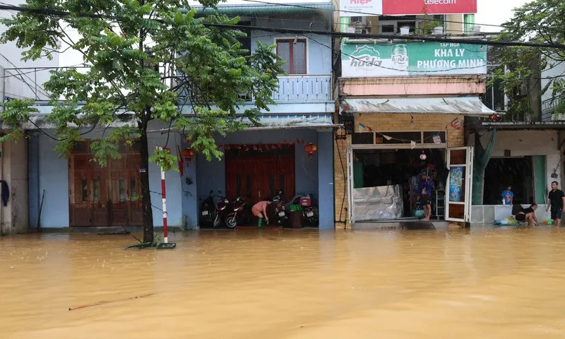 Huế: Nước lũ rút chậm, hơn 13.000 nhà vẫn ngập sâu, 10 người thiệt mạng