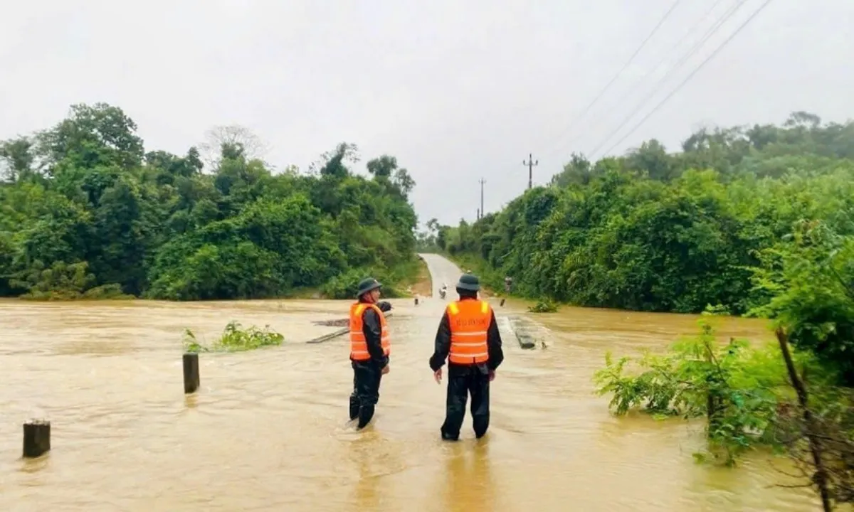 Không khí lạnh tăng cường, mưa lũ dồn dập Trung Bộ