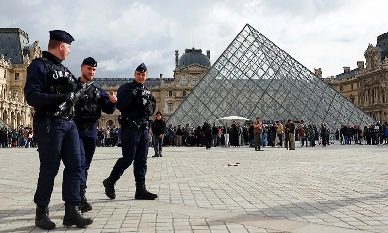 Pháp bắt thêm 5 nghi phạm trong vụ trộm trang sức tại bảo tàng Louvre