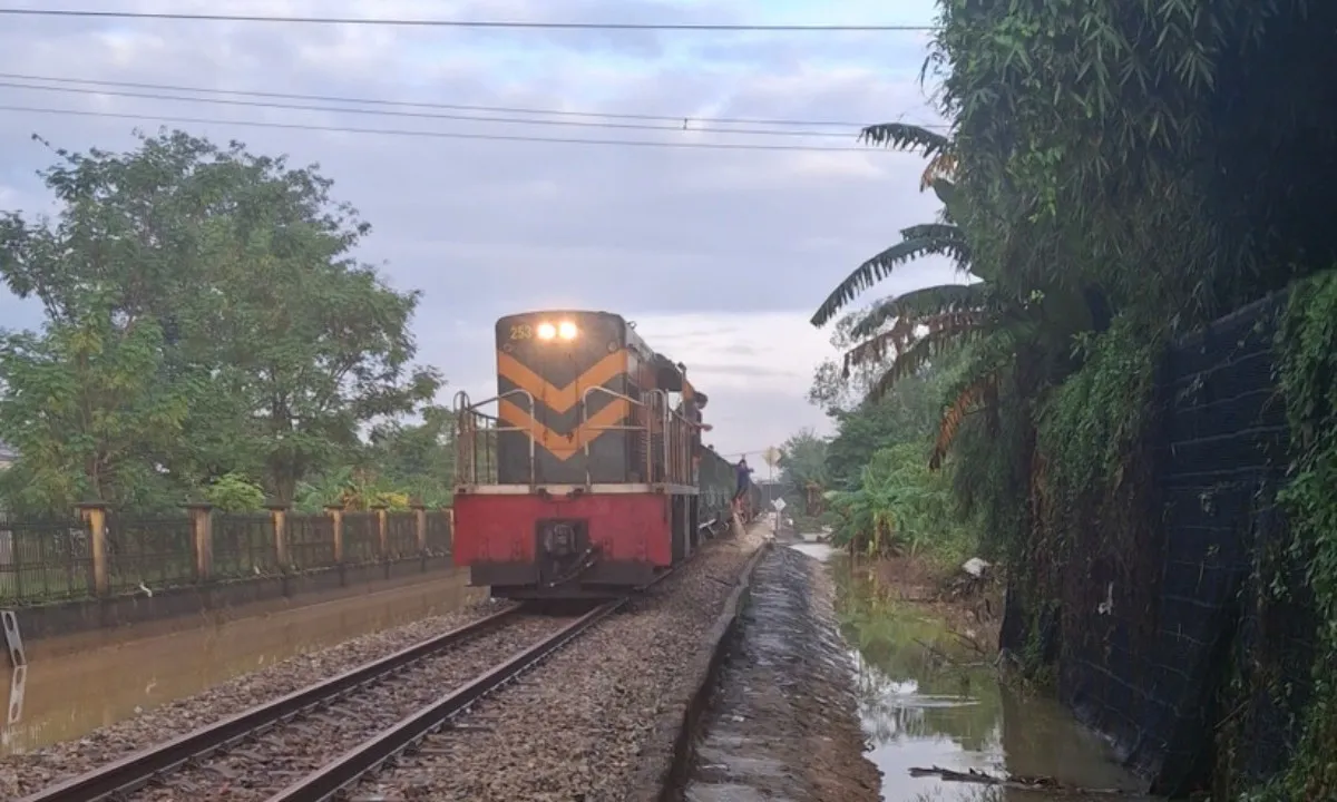Đường sắt Bắc-Nam qua Huế thông tuyến sau nhiều ngày tê liệt