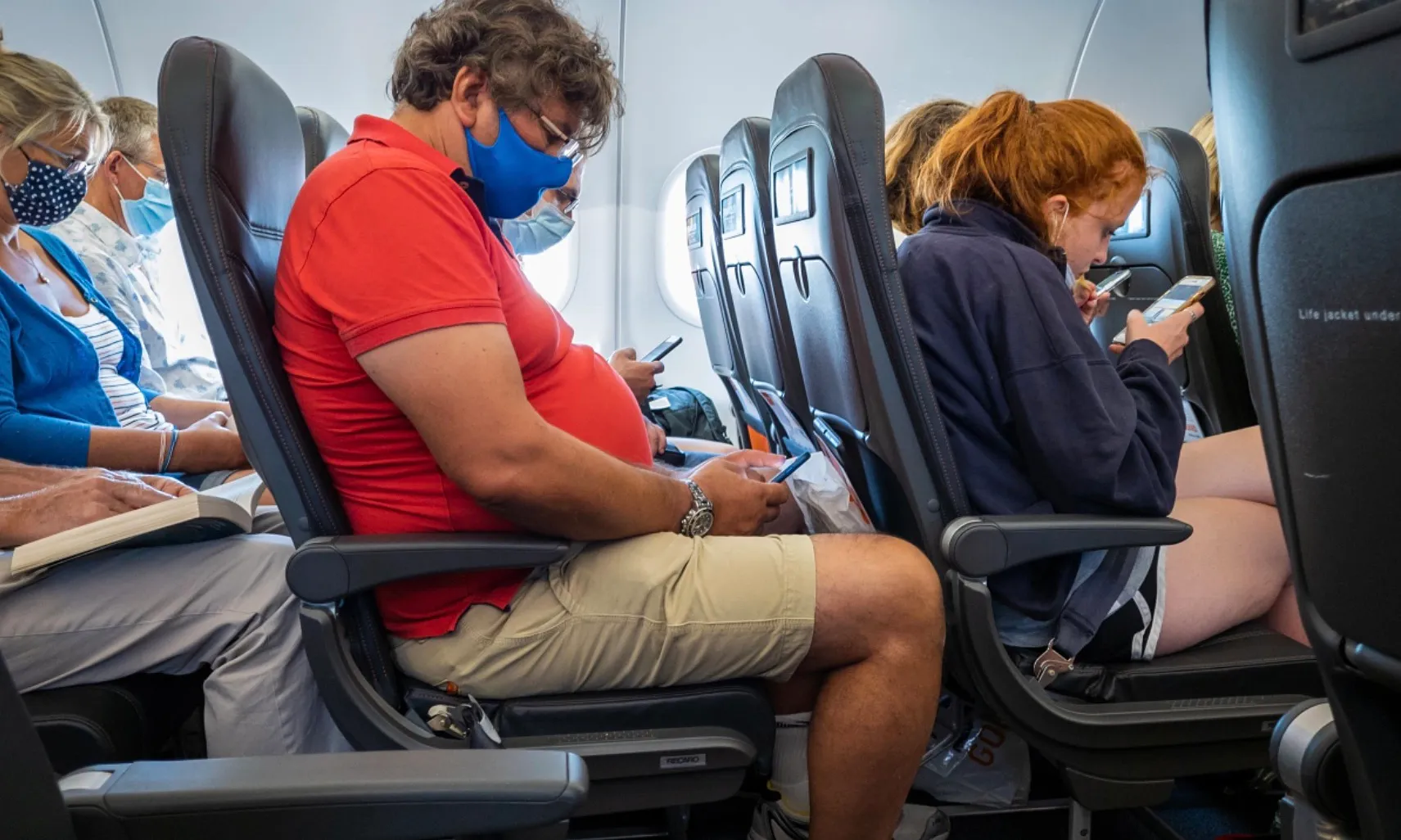 Ghế máy bay ngày càng nhỏ, hành khách Mỹ khốn khổ vì chật chội