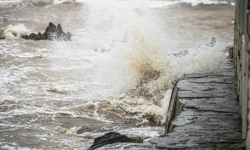 Biển Đông xuất hiện vùng áp thấp, mưa lớn kéo dài ở Trung Bộ