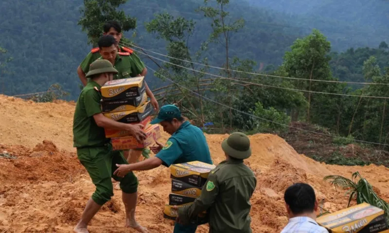 Đà Nẵng vận chuyển lương thực đến khu dân cư bị cô lập