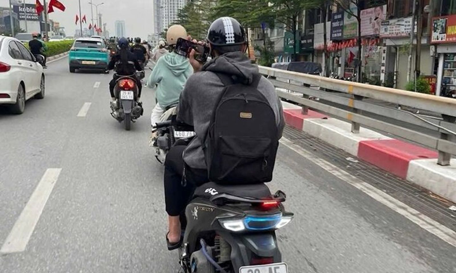 Vừa chạy xe máy vừa lướt điện thoại, nam thanh niên bị xử phạt, trừ 4 điểm GPLX