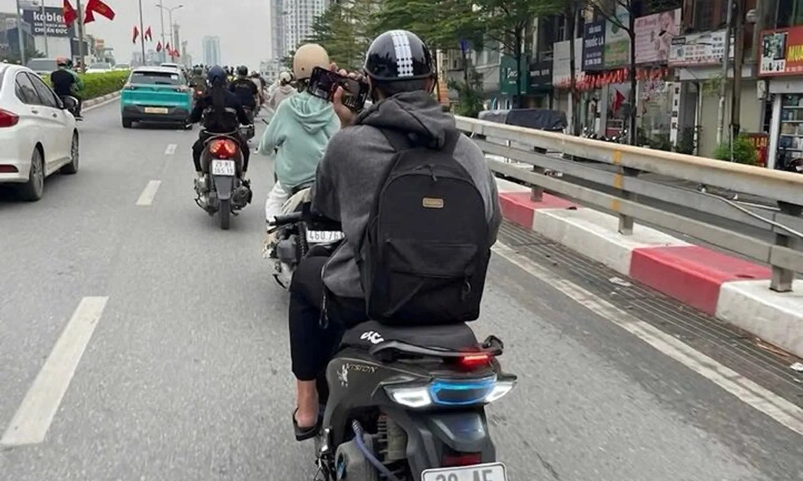 Vừa chạy xe máy vừa lướt điện thoại, nam thanh niên bị xử phạt, trừ 4 điểm GPLX