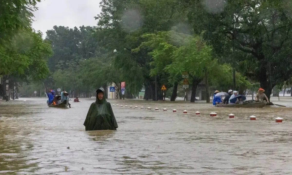 mua-to-mien-trung-canh-bao-lu-82981981732301250895975-05087014473596465585234