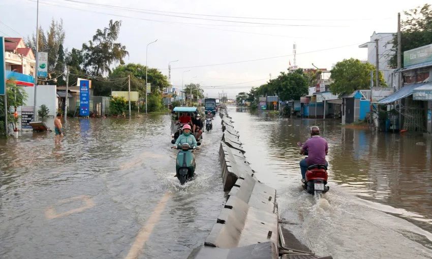 Quốc lộ 1A qua Hàm Thắng thông xe trở lại sau hơn một ngày bị ngập