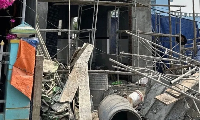 Sập giàn giáo công trình nhà dân, 2 người tử vong, 1 người bị thương