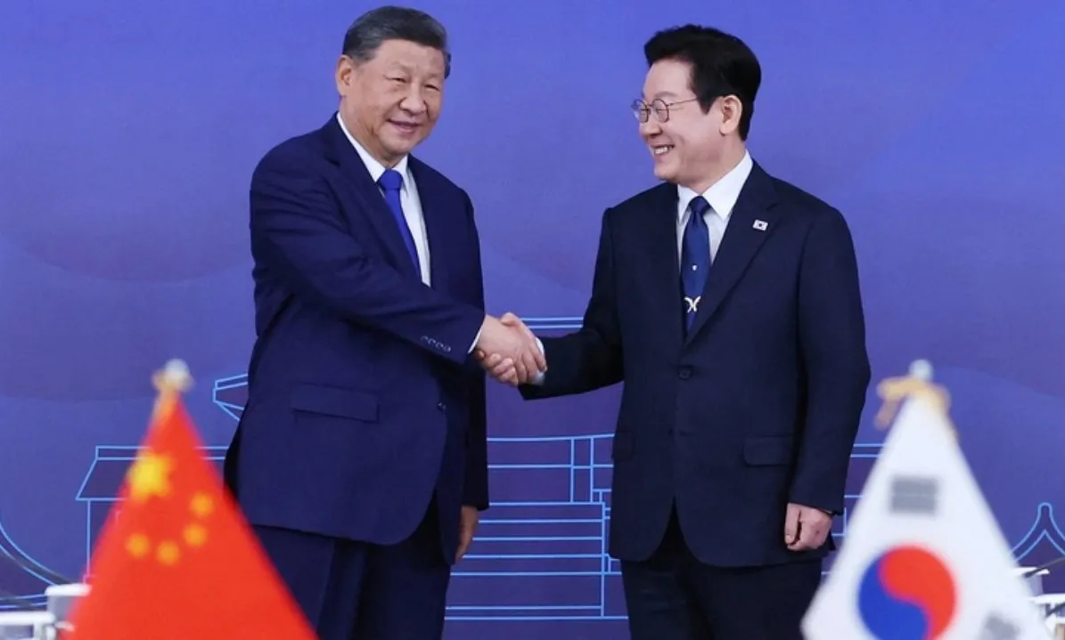 Ông Tập tặng điện thoại Xiaomi, đùa “kiểm tra cửa hậu” với Tổng thống Hàn