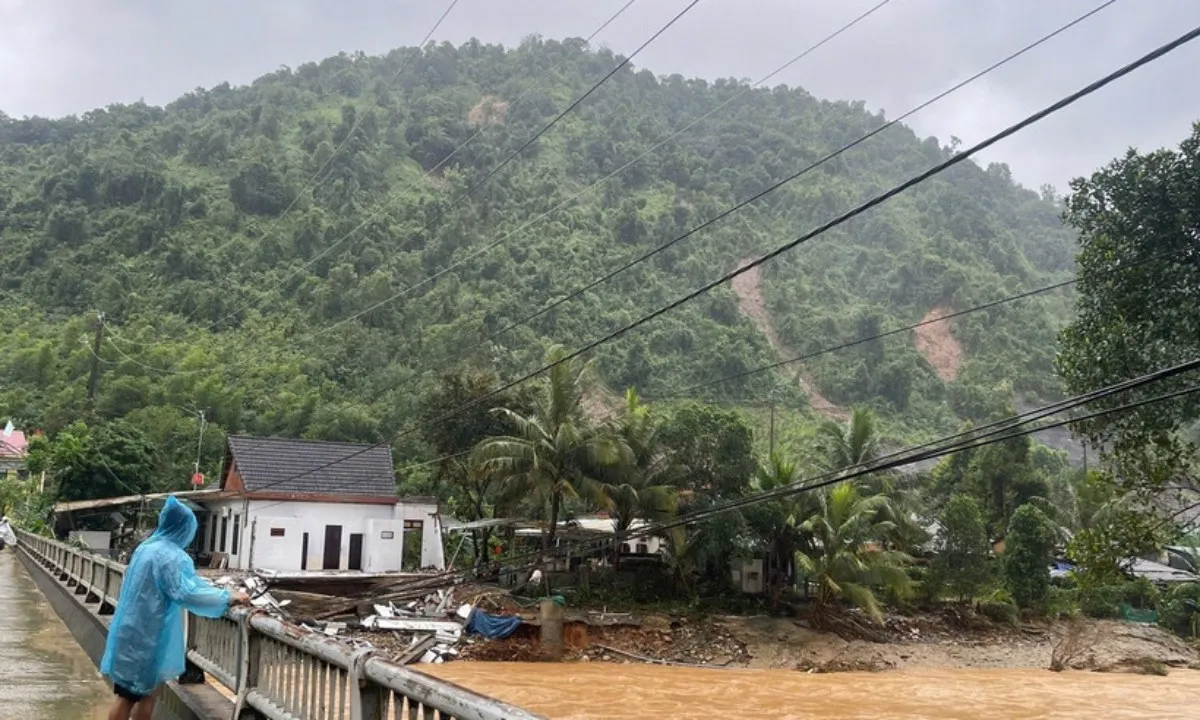 hue-di-doi-hang-tram-ho-dan-boi-nha-sap-va-nguy-vo-sat-lo-lu-quet