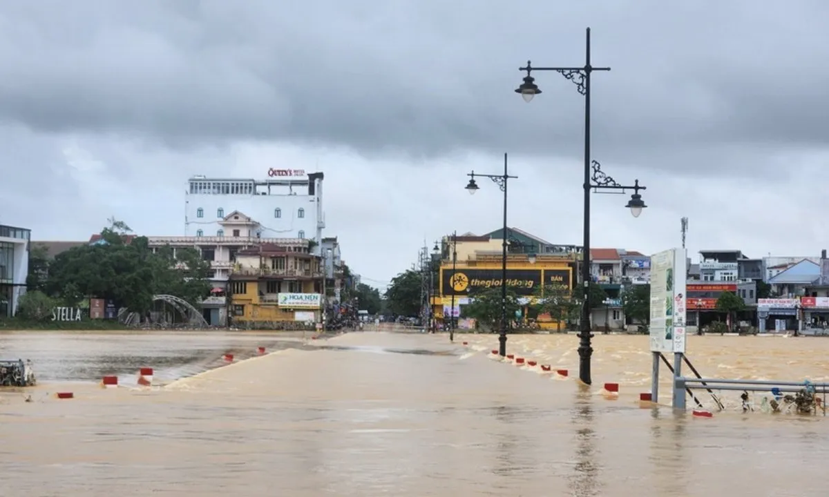 Huế: Sông Hương - sông Bồ áp sát báo động 3