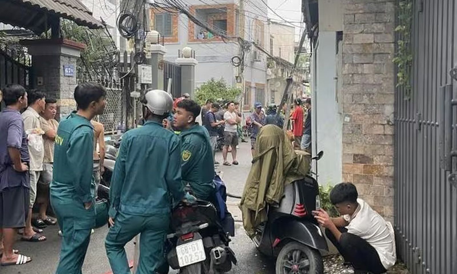 Người đàn ông tấn công hàng xóm rồi cố thủ, phóng hỏa đốt nhà