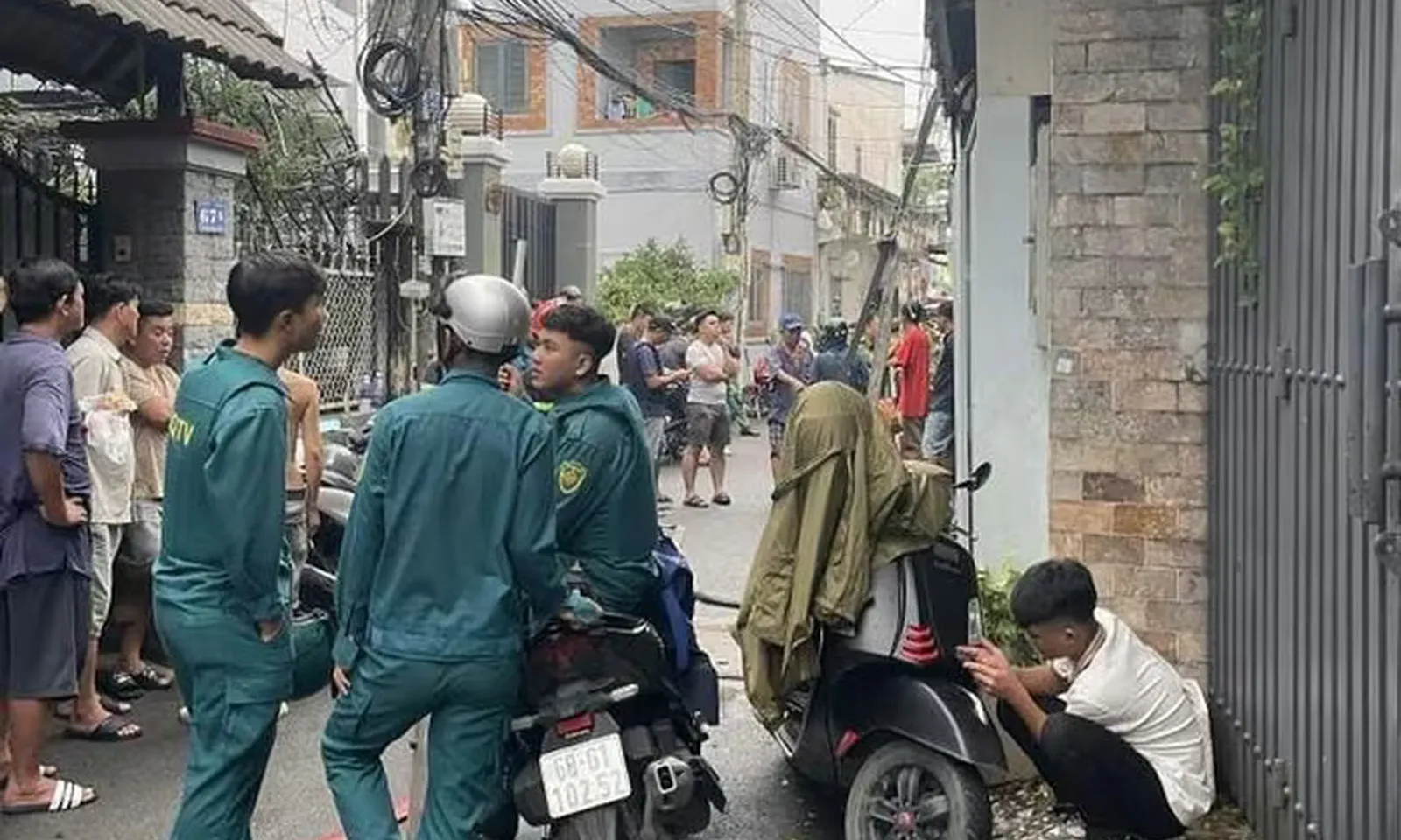 Người đàn ông tấn công hàng xóm rồi cố thủ, phóng hỏa đốt nhà