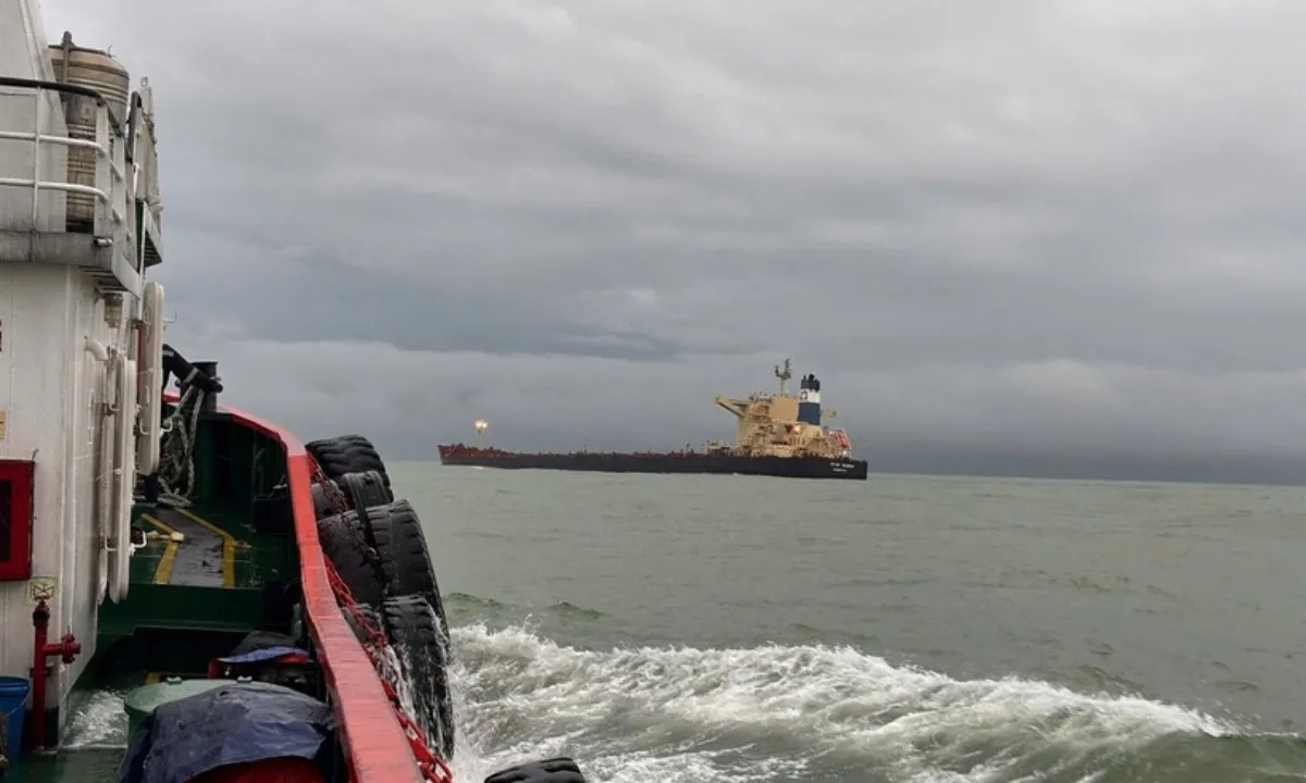 quang-ngai-no-luc-ung-cuu-tau-hang-mac-can-tai-vung-bien-dung-quat