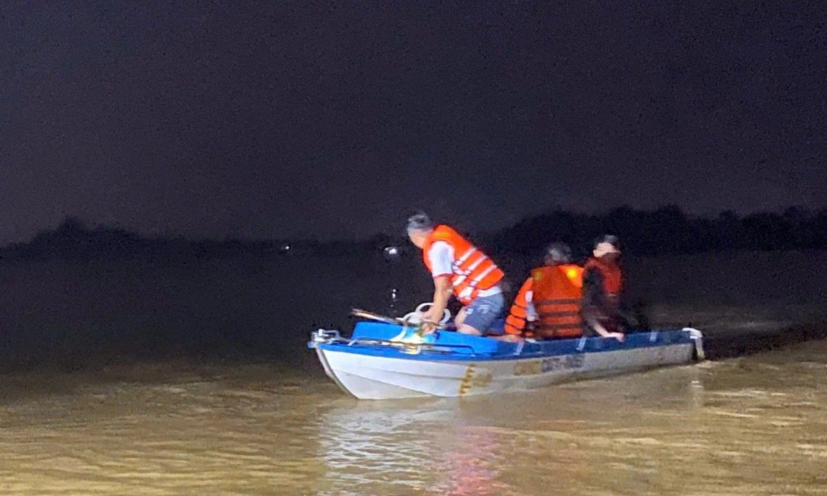 Quảng Trị: Giải cứu 7 người mắc kẹt giữa mưa lũ