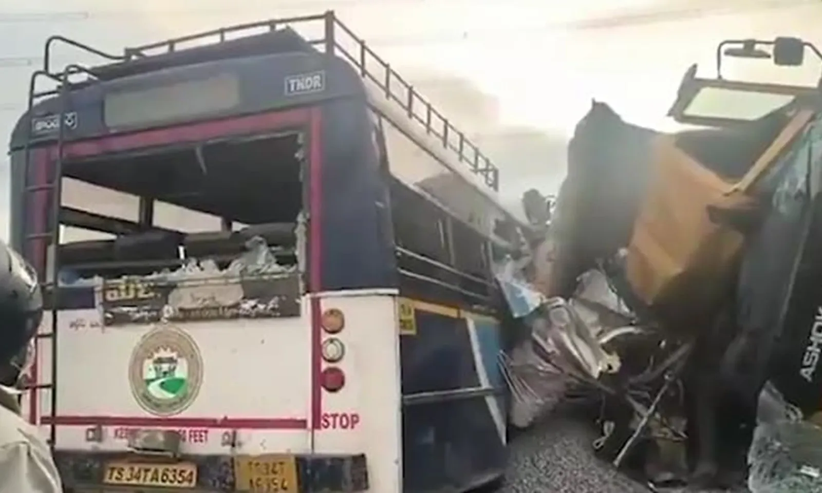 Xe tải chạy ngược chiều đâm trực diện vào xe buýt khiến 19 người thiệt mạng