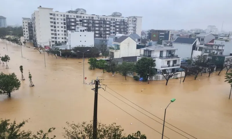 Lũ trên sông Bồ ở Huế vượt mốc lịch sử