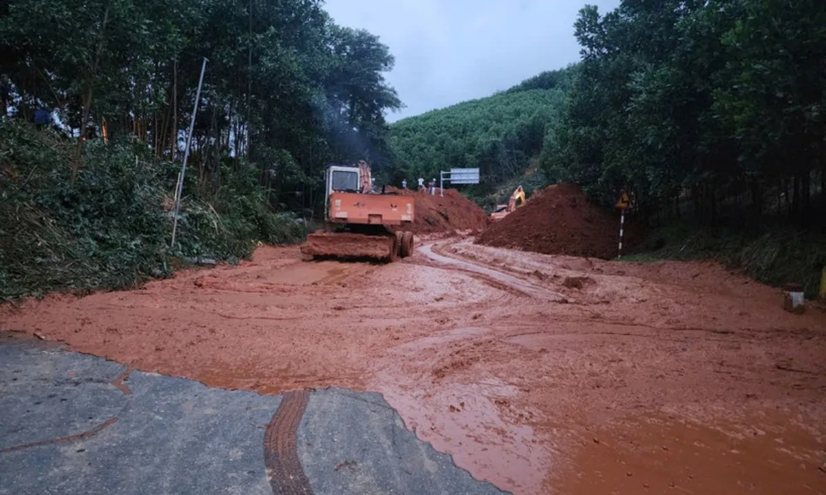 Miền Trung căng mình khơi thông quốc lộ sau mưa lũ
