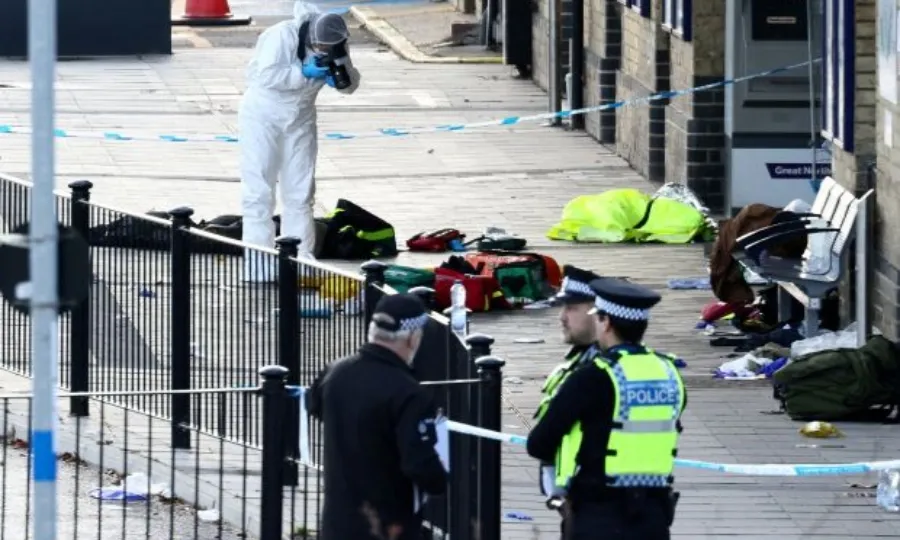 Nghi phạm đâm dao hàng loạt trên tàu điện ở Anh bị truy tố 11 tội danh mưu sát