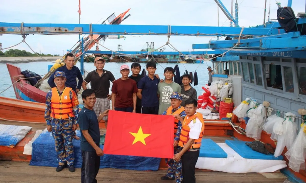 Hơn 3.000 ngư dân, hàng trăm tàu cá được hướng dẫn trú bão tại Trường Sa