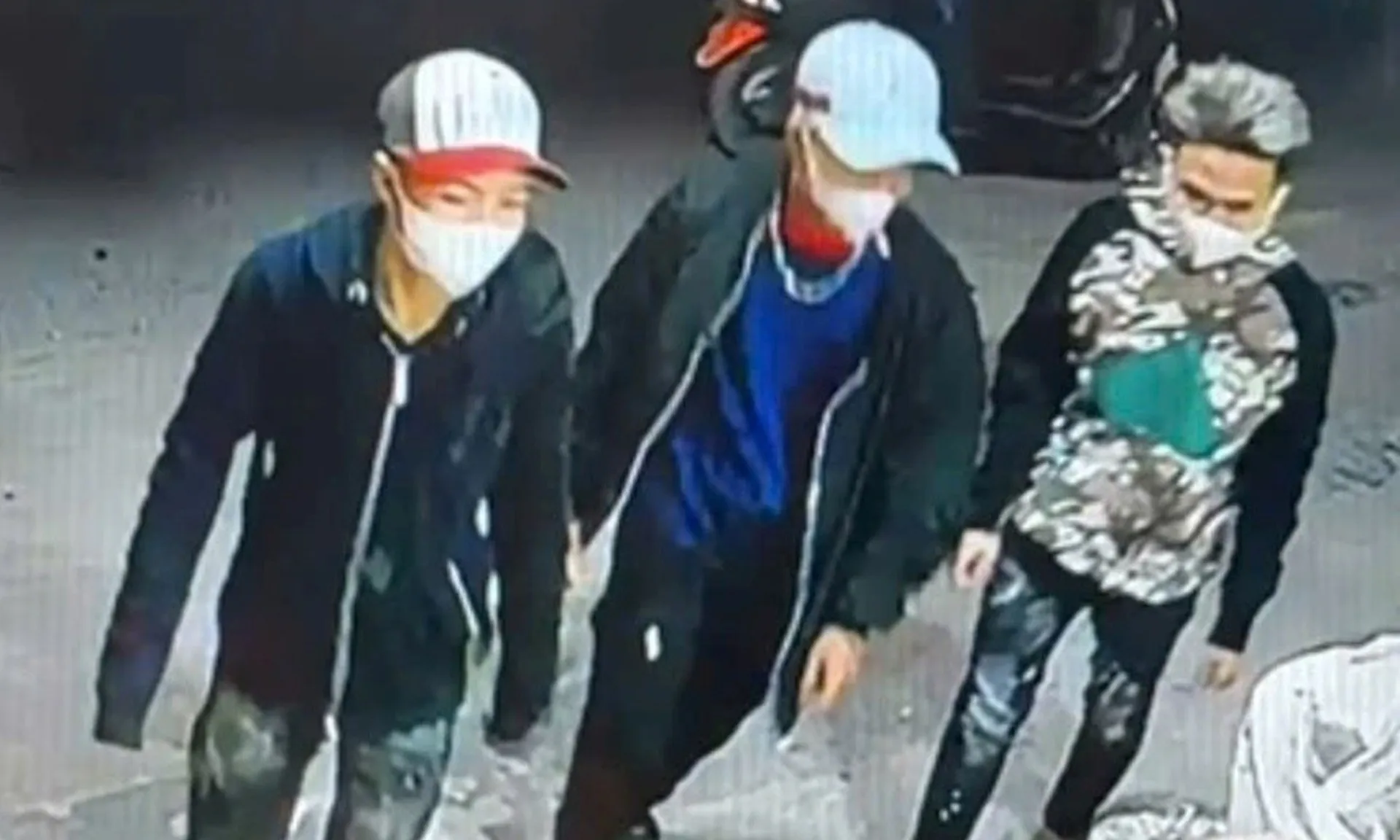 Giả vờ mua điện thoại, nhóm thanh niên cướp luôn 3 chiếc điện thoại di động rồi bỏ chạy