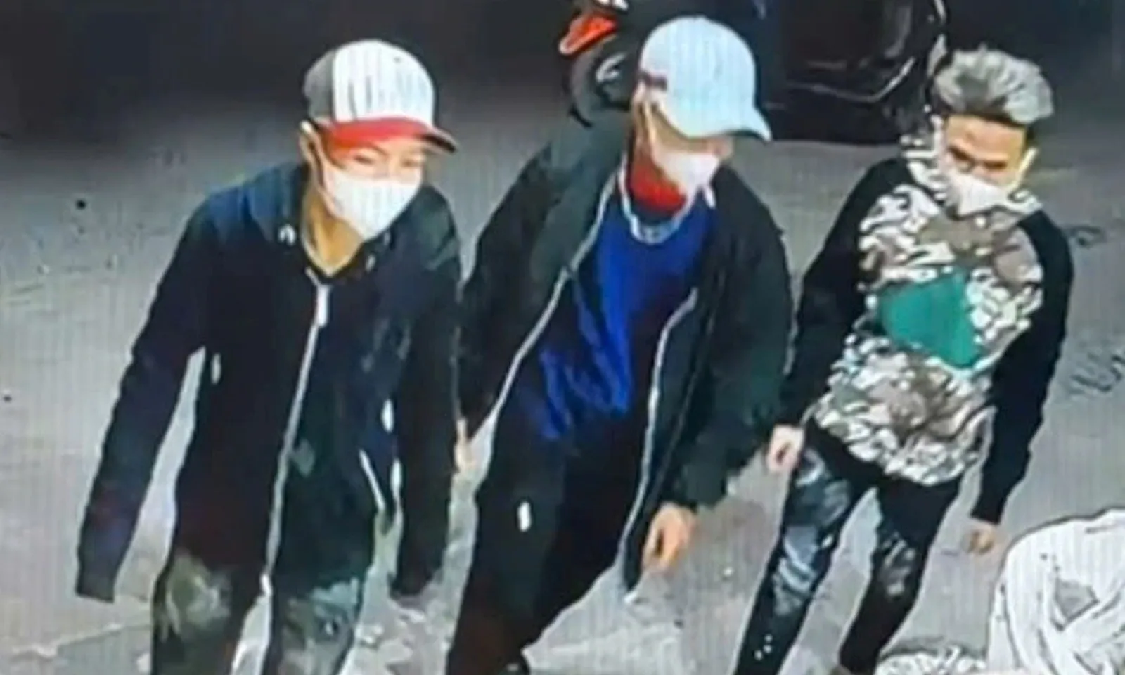 Giả vờ mua điện thoại, nhóm thanh niên cướp luôn 3 chiếc điện thoại di động rồi bỏ chạy