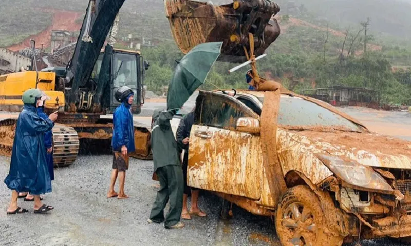 Hà Tĩnh: Sạt lở núi làm sập nhà dân