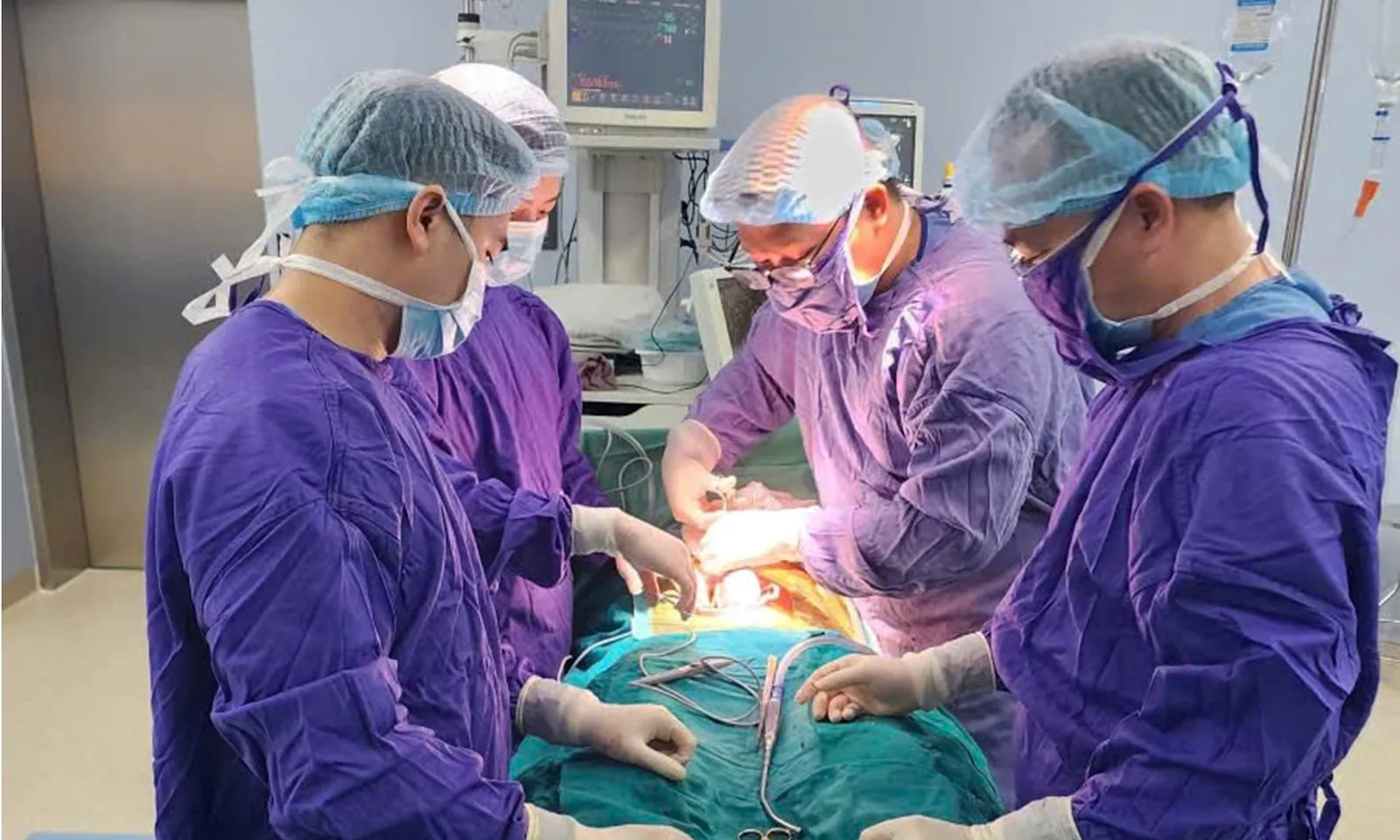 Nam thanh niên bị cắt bỏ một bên tinh hoàn vì chấn thương khi đá bóng