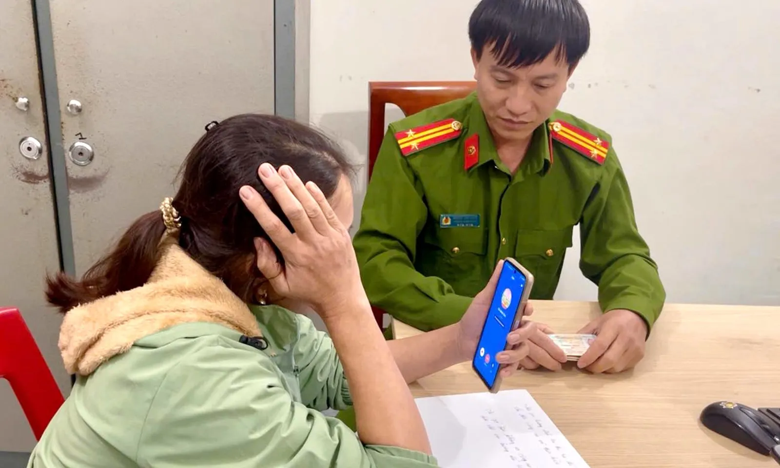 Hoảng loạn vì bị chiếm quyền điều khiển điện thoại, người phụ nữ đến thẳng công an trình báo