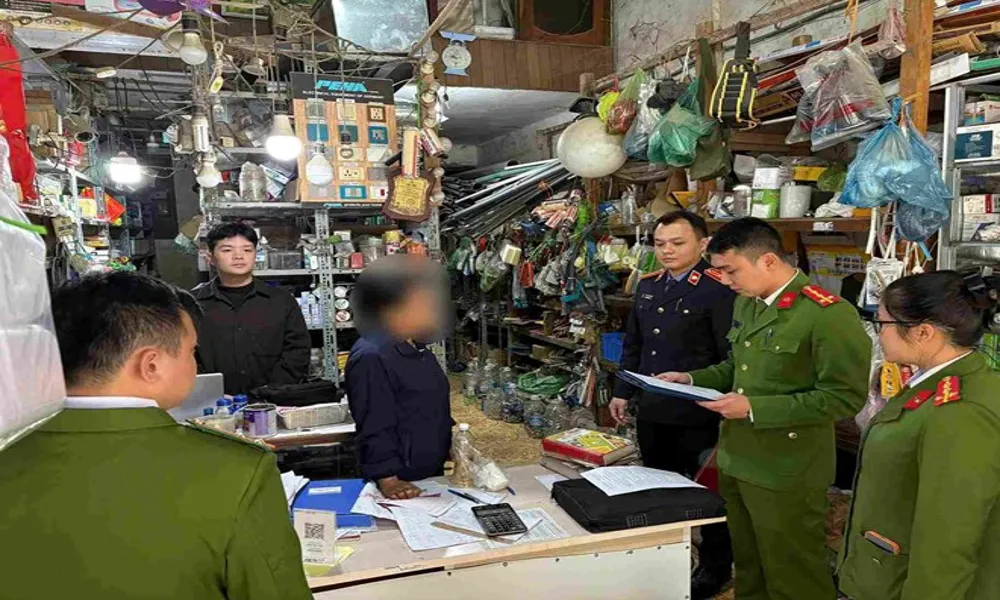 Bắt nữ chủ kinh doanh bán hóa đơn trái phép hơn 1,7 tỉ đồng