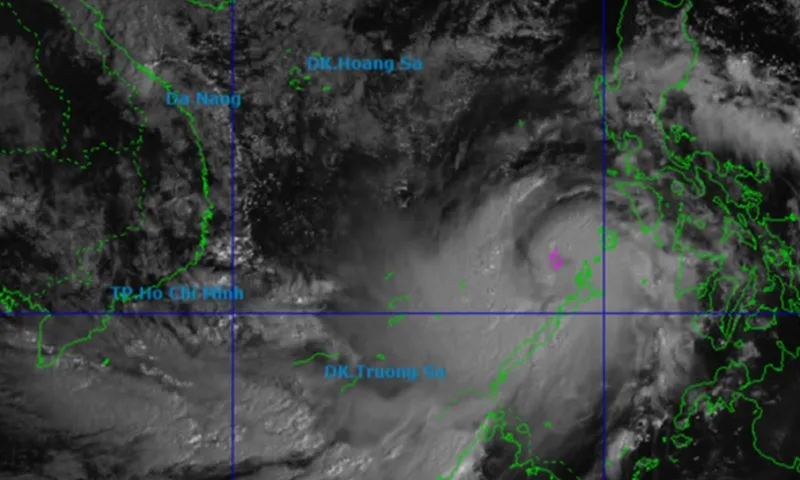 Ảnh vệ tinh bão Kalmaegi lúc 8h sáng 5-11 - Ảnh NCHMF