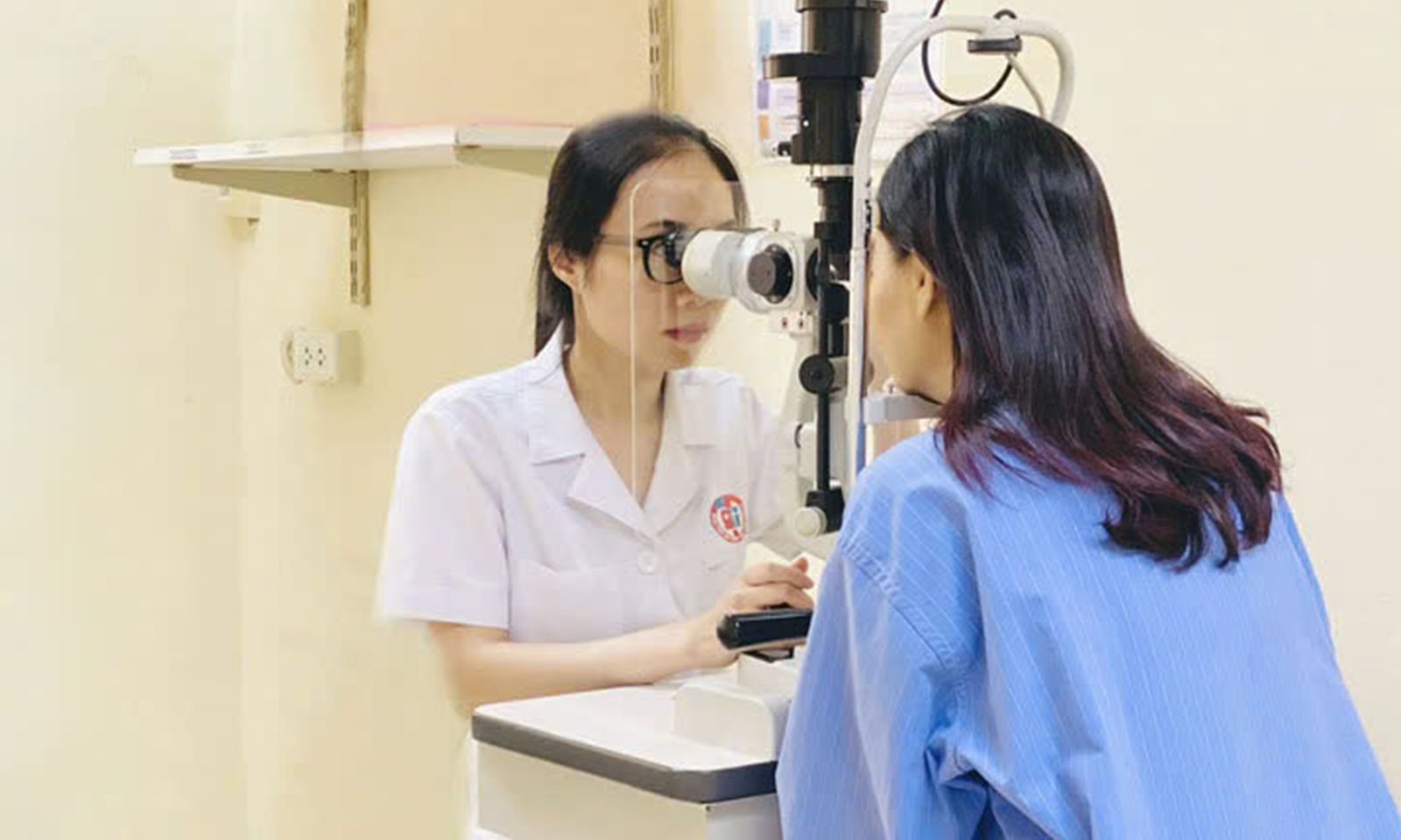 Người phụ nữ bị bỏng kết giác mạc do dính dung dịch ủ chấy