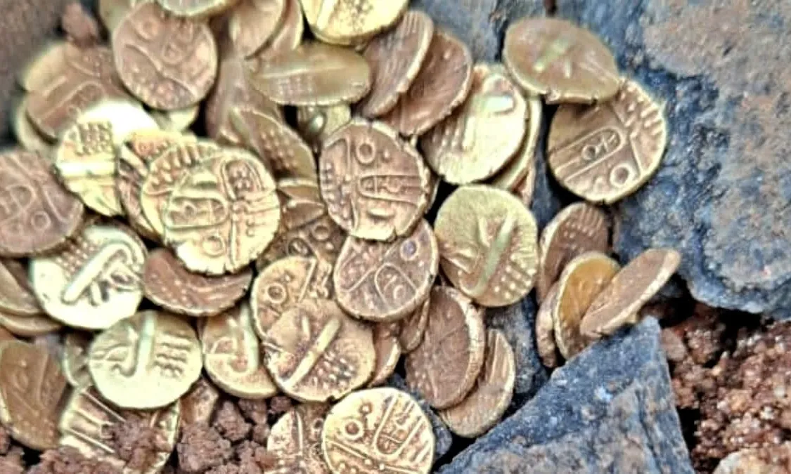 Phát hiện 103 đồng tiền vàng trong chiếc nồi đất chôn dưới ngôi đền cổ ở Ấn Độ