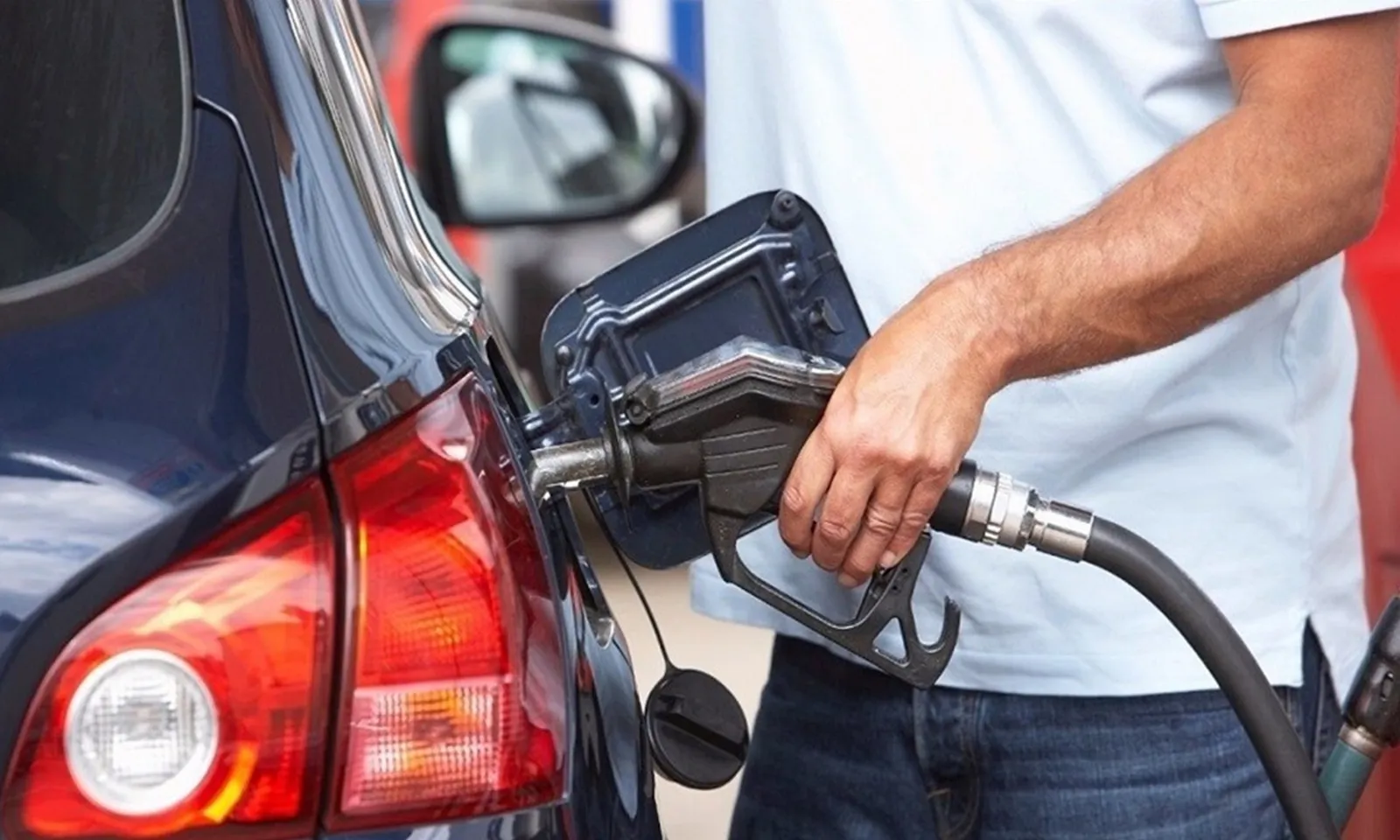 Giá xăng giảm, dầu diesel tăng