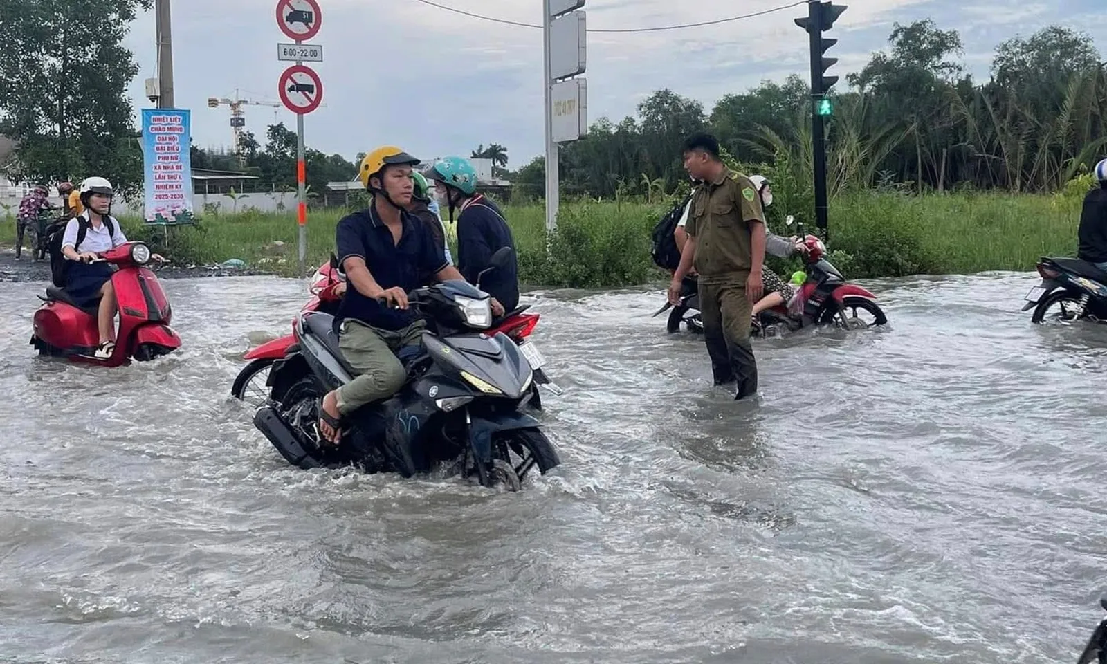 Bão số 13 gây mưa lớn từ Trung đến Nam Bộ | TPHCM có thể ngập nặng do mưa và triều cường