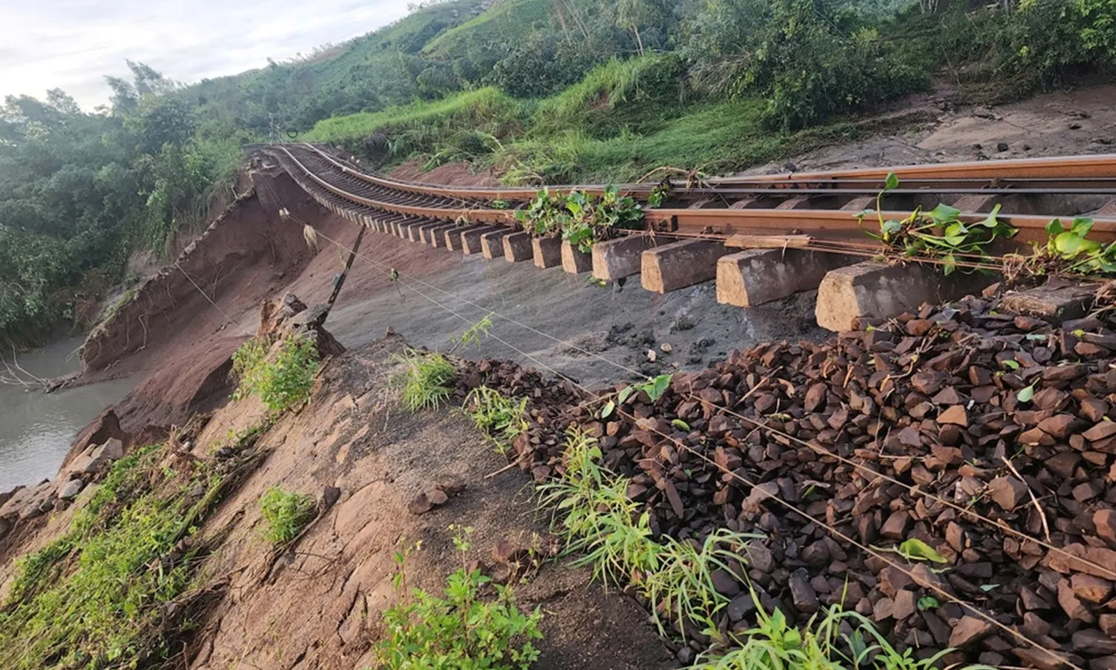 Đường ray hư hỏng do mưa bão, nhiều chuyến tàu Bắc - Nam phải tạm dừng hoạt động
