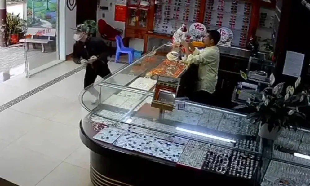 Cướp tiệm vàng bất thành, nam thanh niên bị người dân bắt giữ tại chỗ