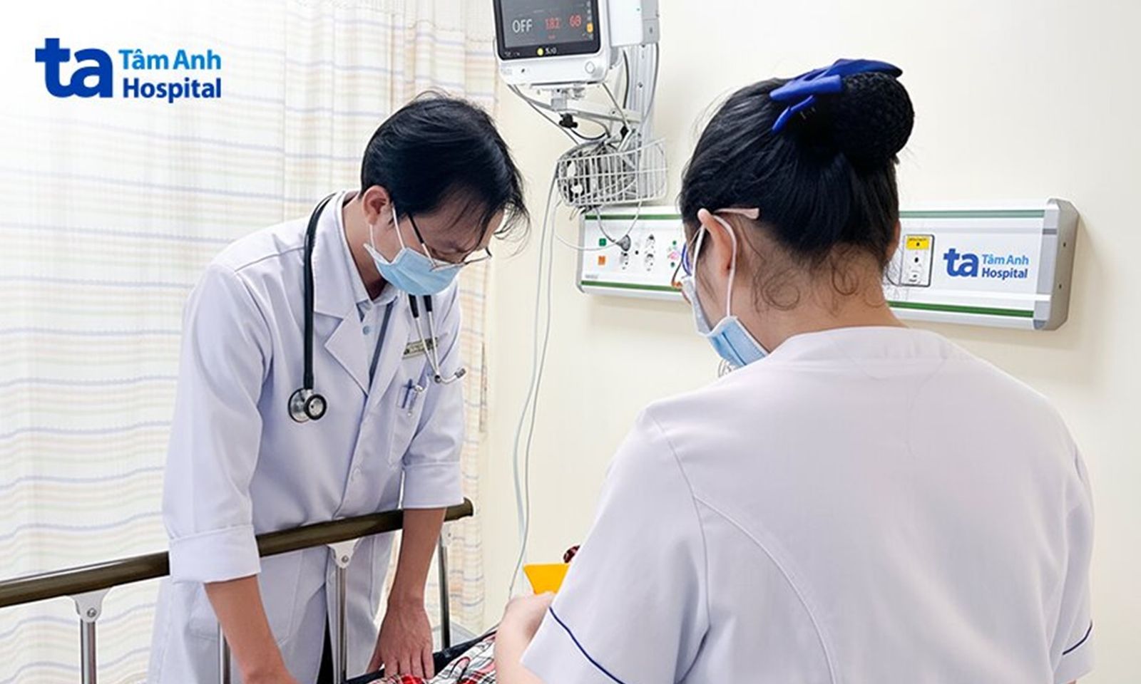 Nhiều người bị ngộ độc sau khi ăn bánh mì tại một tiệm bánh ở phường Hạnh Thông, TPHCM