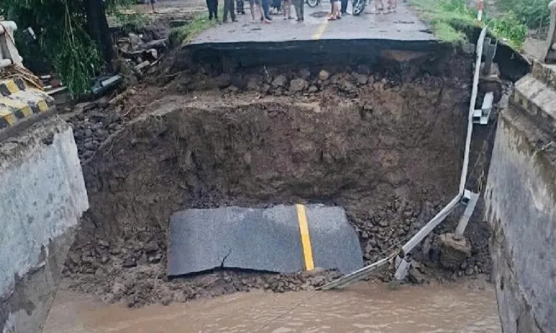 Bão Kalmaegi gây sạt lở nghiêm trọng, chia cắt tuyến đường Trường Sơn Đông
