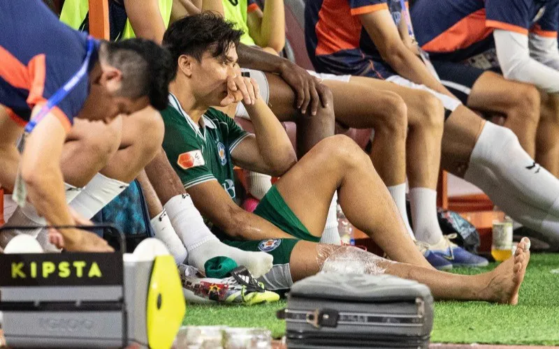 Thủ thành này sẽ tạm nghỉ thi đấu hết mùa giải (Ảnh: Minh Dân)