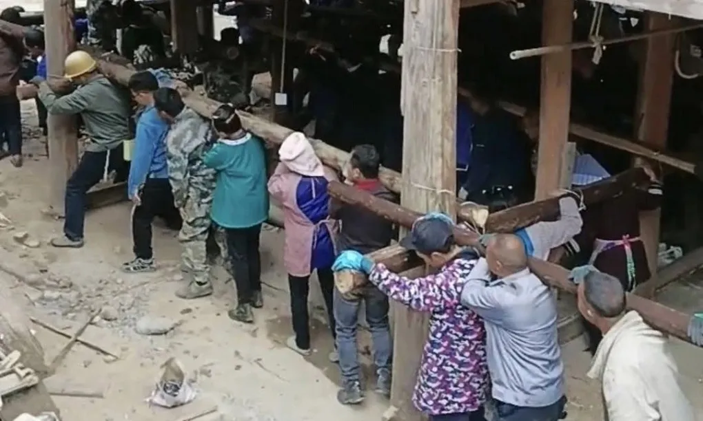 Hơn 200 dân làng hợp sức khiêng ngôi nhà gỗ 6 tấn đi 30 mét trong nửa buổi sáng