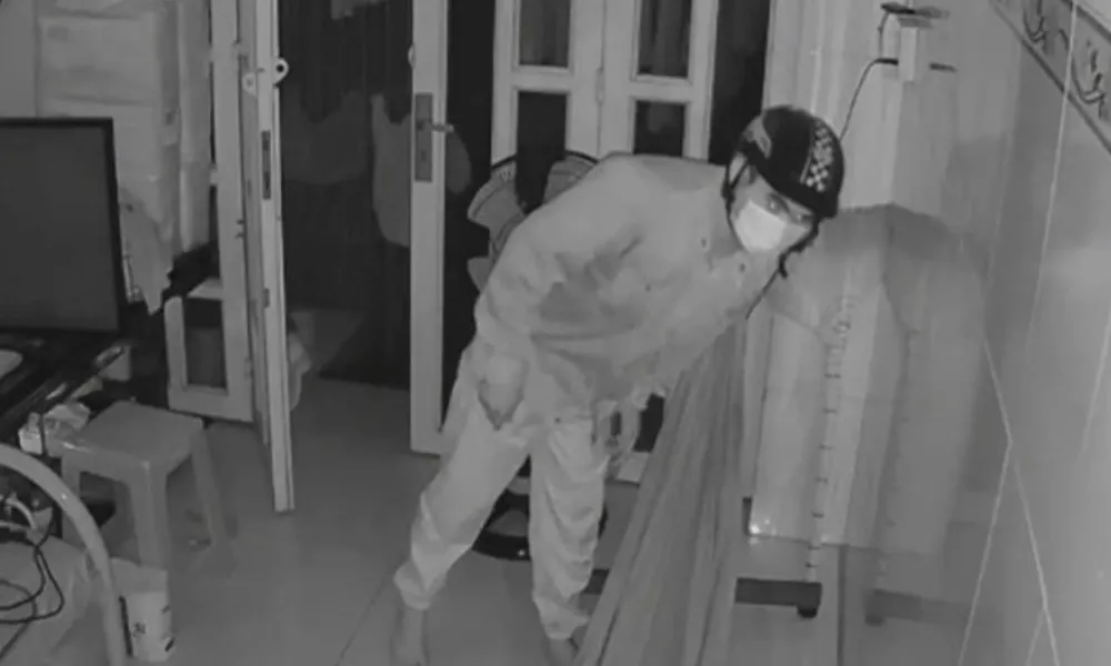 Trộm táo tợn lẻn vào phòng ngủ giữa đêm, lấy điện thoại trước mặt chủ nhà