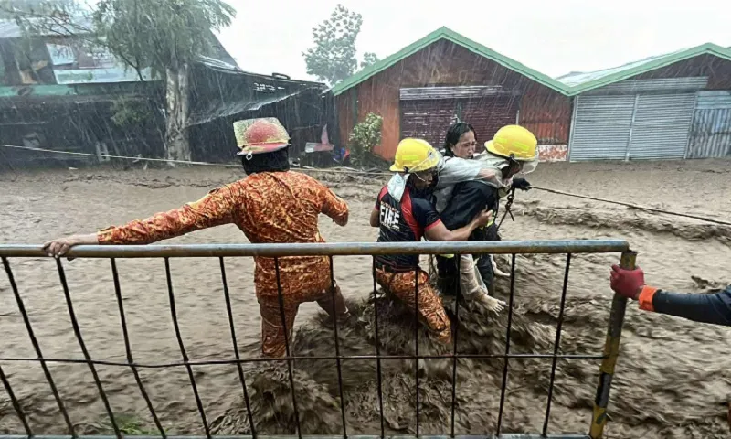 Siêu bão Fung-wong đổ bộ vào Philippines