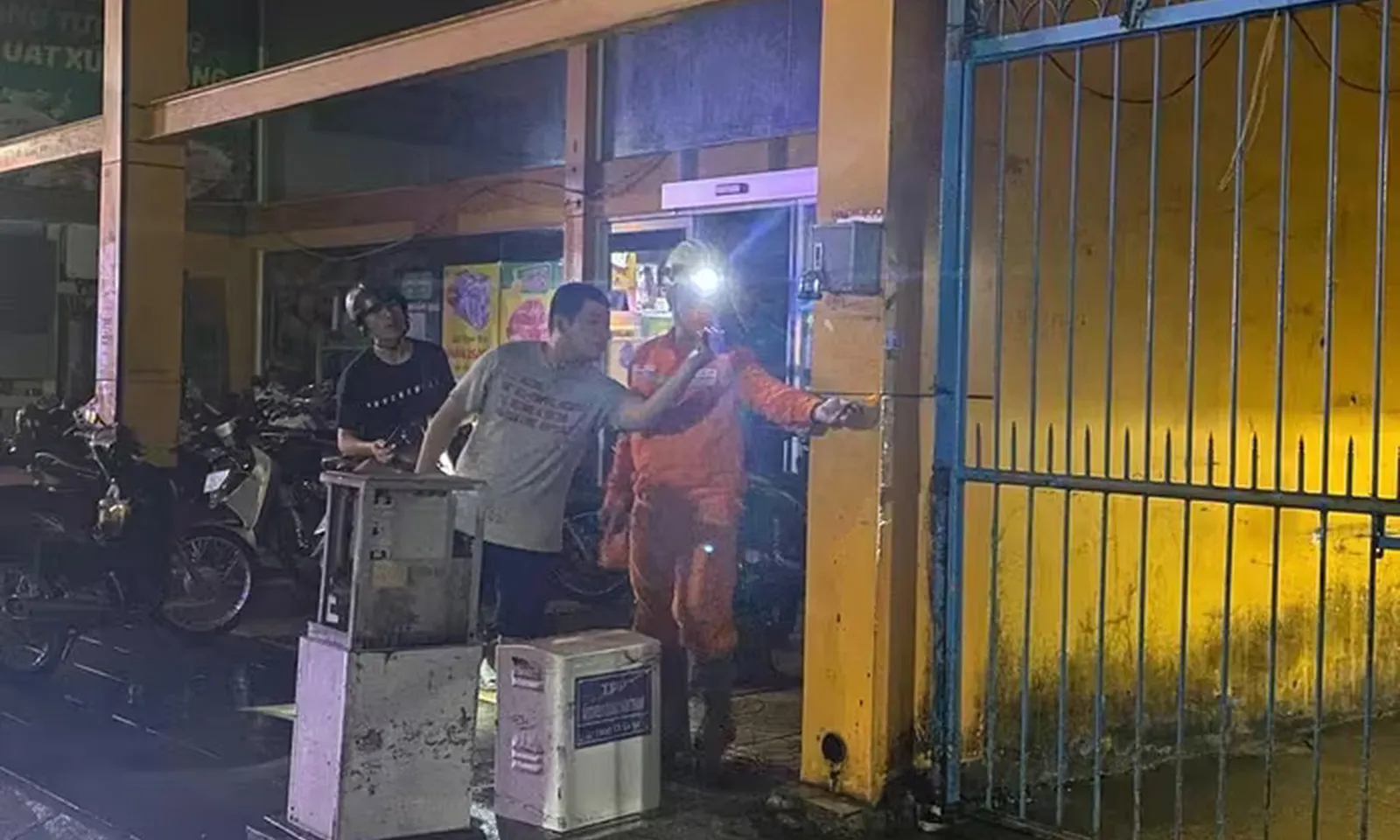 Điều tra vụ tử vong nghi bị điện giật khi đi qua đường ngập ở trung tâm TPHCM