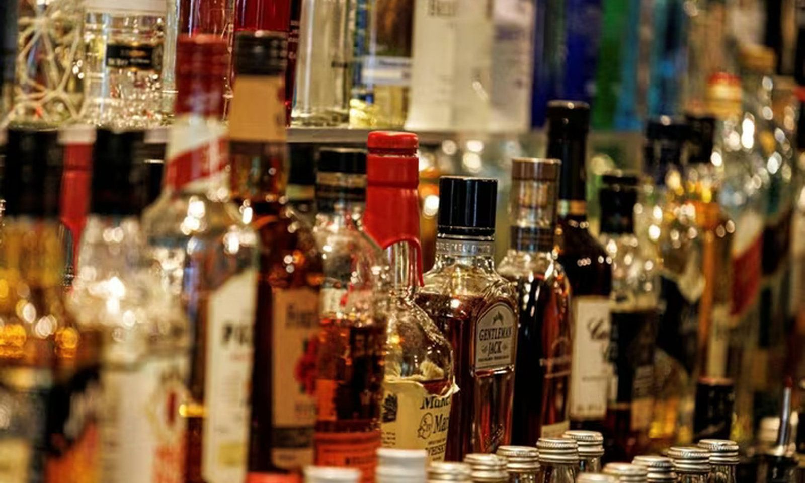 Thái Lan phạt hơn 300 USD nếu uống rượu bia ngoài giờ quy định