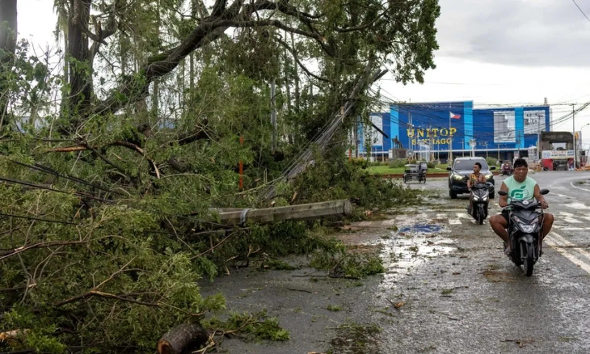 Bão Phượng Hoàng càn quét Philippines: Sơ tán quy mô lớn, nhiều sân bay tạm đóng