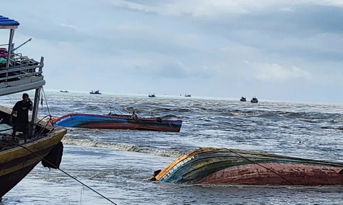 anh 1 tau ca bi chim do nuoc lu chay xiet