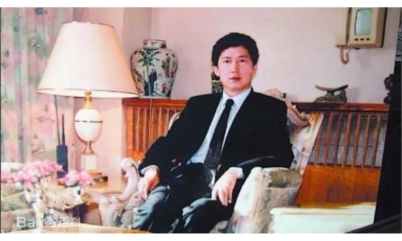 Cuộc đời sóng gió của tỷ phú cô độc thừa kế 99.000 tỷ đồng