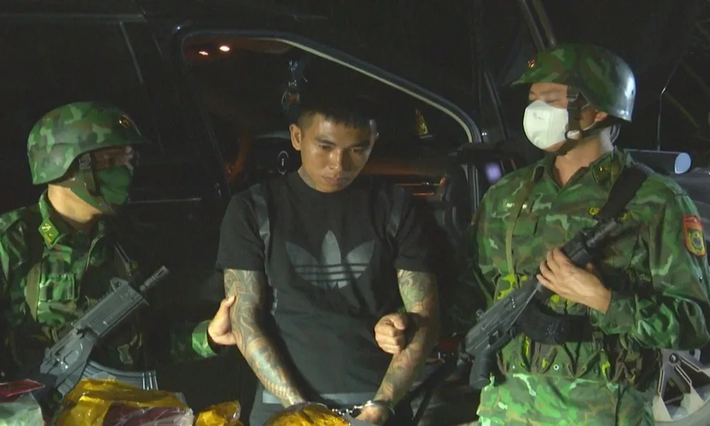 Dùng ô tô Kia Carnival để giấu ma túy và súng, nghi phạm bị bắt tại Hà Tĩnh